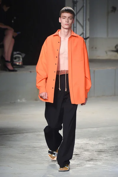 Look 18